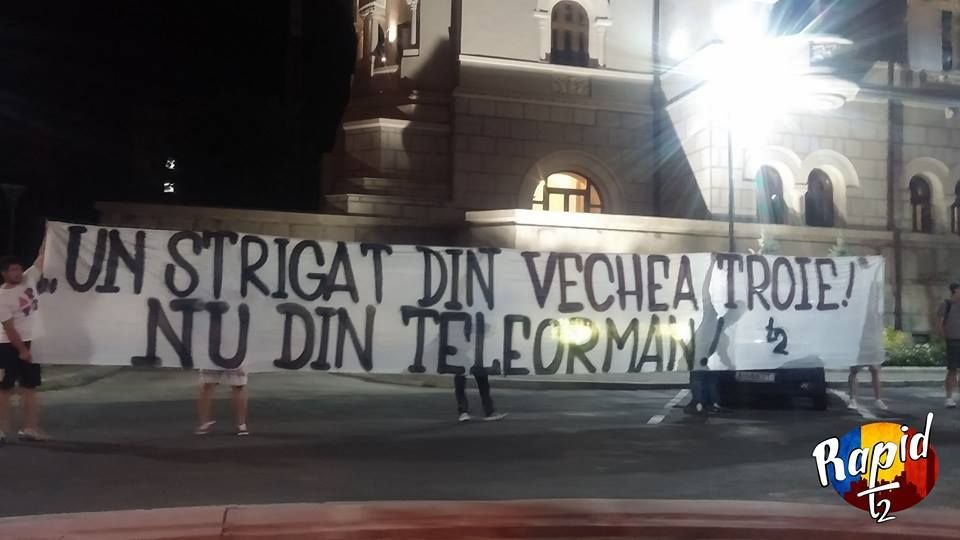 Rapid nu se preda politic! Fanii giulesti au protestat la miezul noptii in fata Primariei Sectorului 1_8