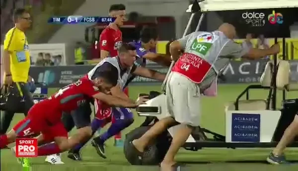 VIDEO: ASTA E FAZA ANULUI in Romania! S-a stricat MASINA care scotea jucatorii accidentati! Reactia EPICA a fotbalistilor Stelei