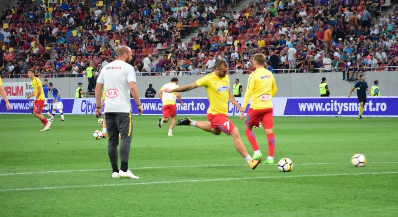 Faza GENIALA care nu s-a vazut la TV! Toata peluza l-a aplaudat pe Alibec inainte de meci! Ce a reusit capitanul Stelei_1