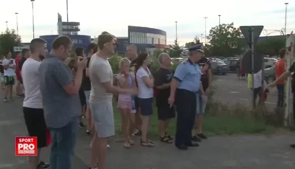 Imagini FABULOASE! Autocarul Milanului, blocat in poarta aeroportului din Craiova! Cum au incercat autoritatile sa-l elibereze. VIDEO