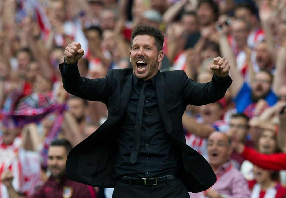 La 47 de ani, Diego Simeone arata mai bine ca fotbalistii sai la plaja! Dar stai sa o vezi pe iubita lui ;) FOTO