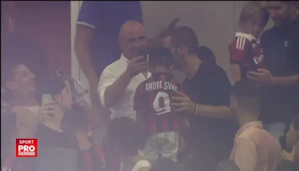 Momentul in care meciul cu Craiova a trecut pe plan secund! Toti spectatorii au inceput sa aplaude! VIDEO