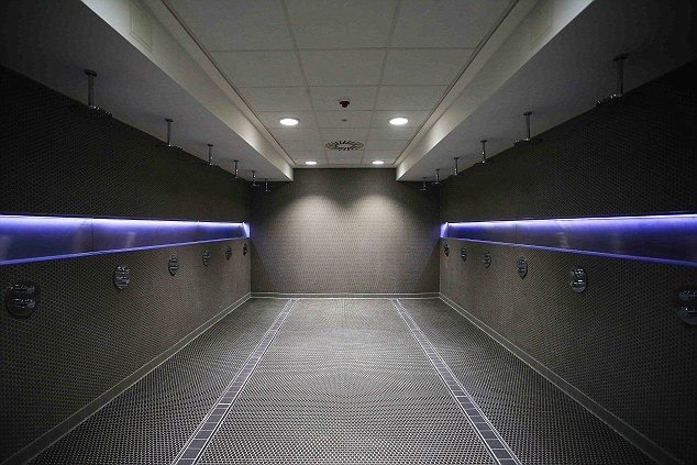 Luxul in care Manchester City isi tine fotbalistii de sute de milioane! Cum arata vestiarele si camerele de relaxare ale jucatorilor pe Etihad_3