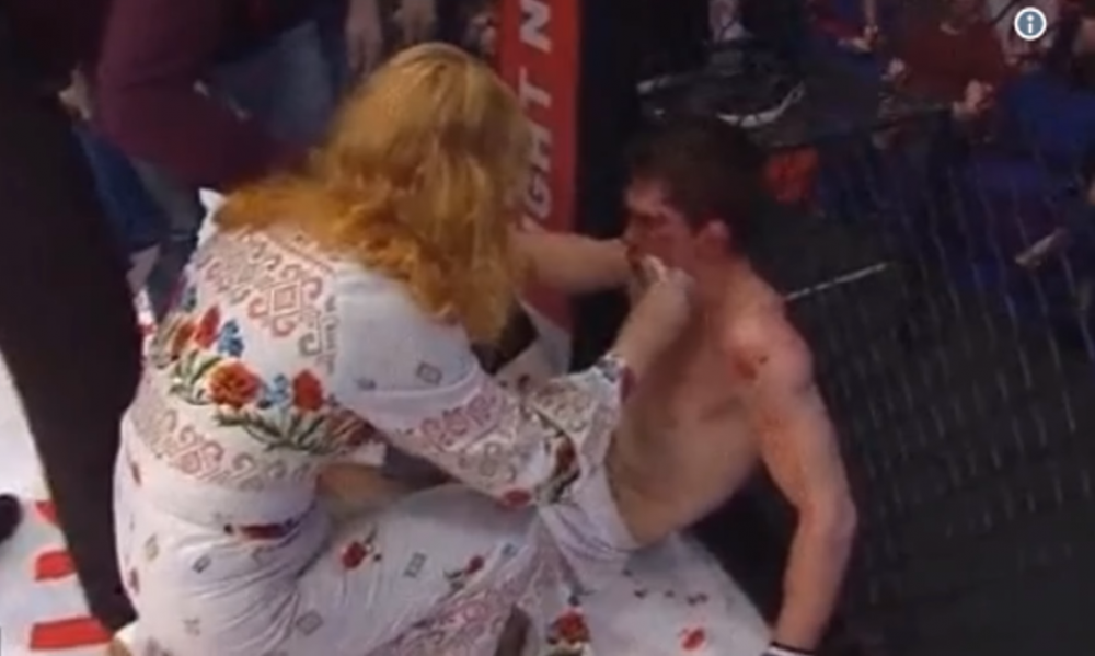 A pierdut prin KO dar iadul se dezlantuie abia dupa ce intra mama lui in cusca :)) Ce se intampla - VIDEO