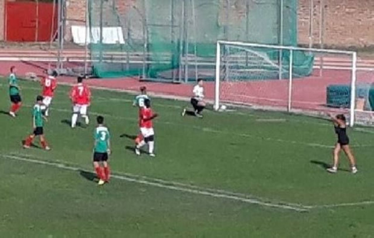 Jucatorii nu s-au mai putut concentra! Cum a venit imbracata arbitra la o partida din Italia! FOTO_1