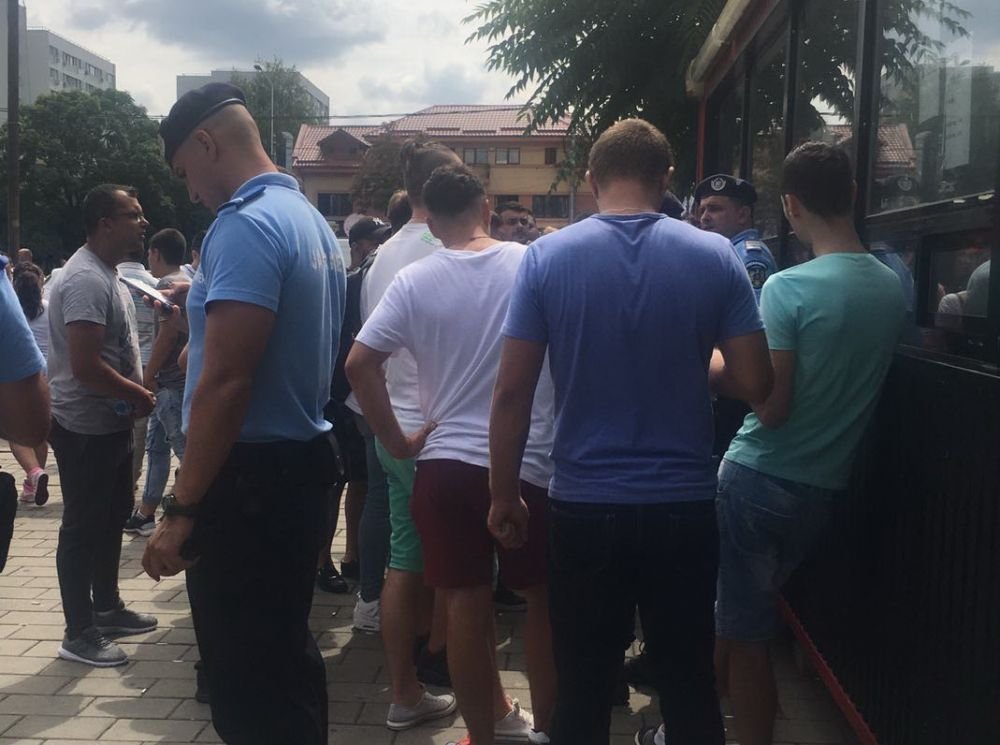 Mai vrea cineva bilete? Au jandarmii 22 :) SOLD-OUT pentru meciul anului pe National Arena! Steaua - Sporting Lisabona, miercuri la ProTV