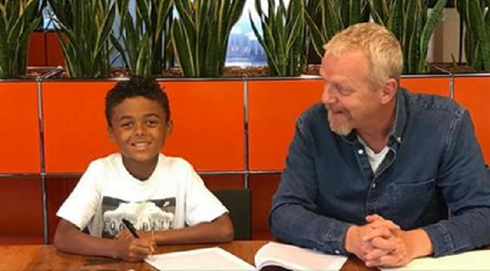 Super lovitura data de Barcelona pe piata transferurilor: a luat un jucator de la PSG! Are 9 ani si e baiatul unui fost mare fotbalist :)