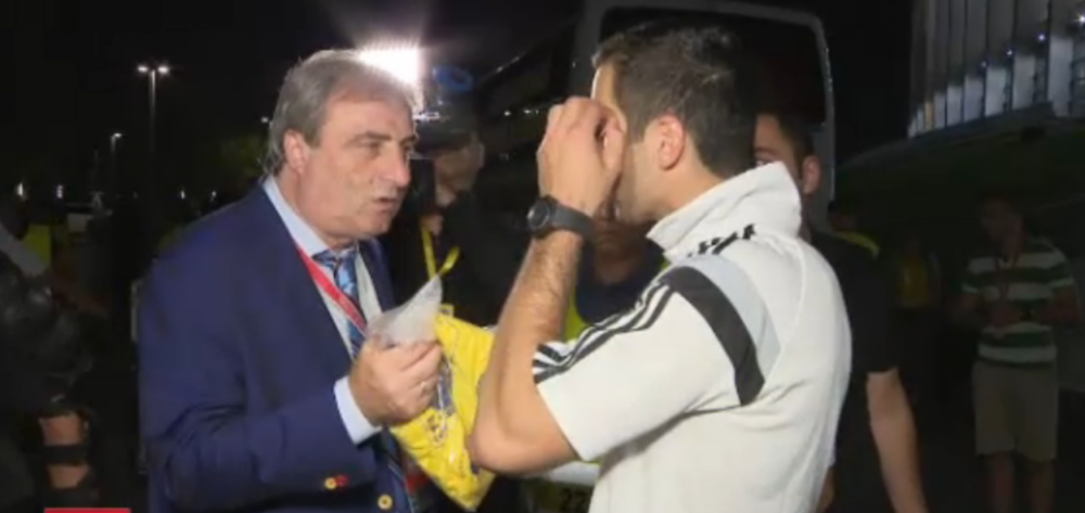 Cadou pentru Mourinho de la Bucuresti! :) Mkhitaryan a primit un tricou de-al Romaniei de la Stoichita. VIDEO