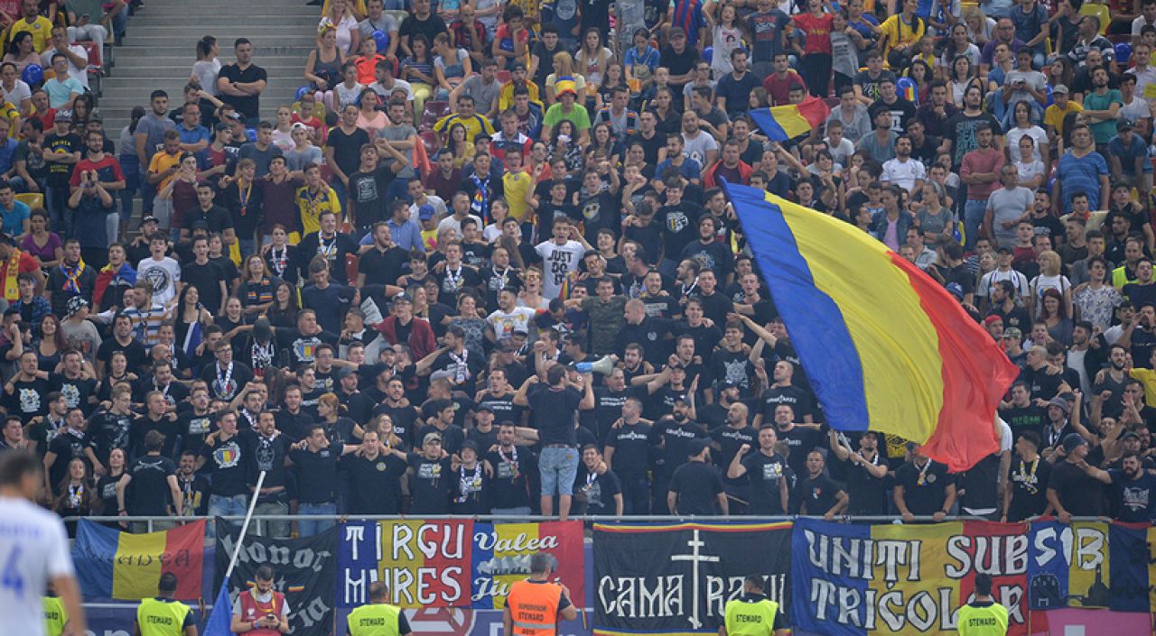 Suporterii romani, UMILITI la granita cu Muntenegru! Nu sunt lasati sa intre in tara. Ce se intampla in aceste momente_1