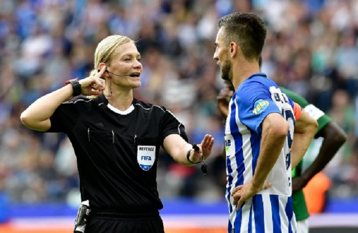 Moment istoric in fotbalul mare: prima femeie care arbitreaza un meci in Bundesliga! E politista de meserie