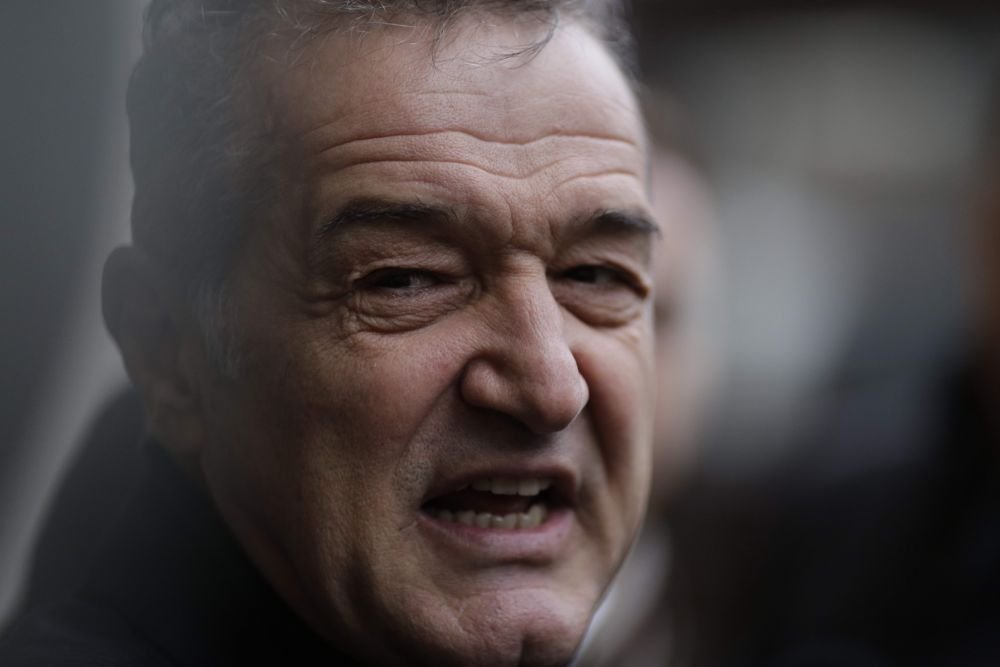 O noua vizita in cantonamentul Stelei! Becali merge la jucatori inaintea partidei cu Gaz Metan. Cine face cinste :)