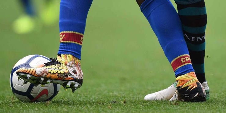 FOTO! El e jucatorul cu cele mai excentrice ghete vazute pe terenul de fotbal! Ce mijlocas din Premier League poate sa joace cu asa ceva in picioare_2