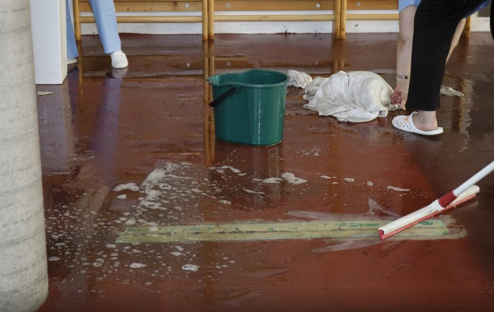 UPDATE | Efectele furtunii la centrul de fotbal Mogosoaia: tavanul cazut, subsolul inundat, curentul si gazele oprite! FOTO_3