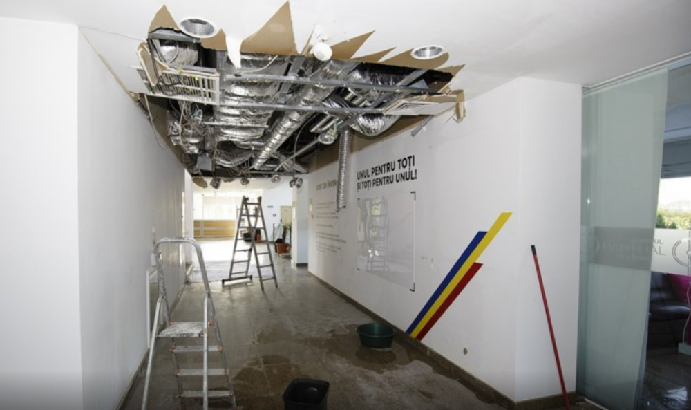 UPDATE | Efectele furtunii la centrul de fotbal Mogosoaia: tavanul cazut, subsolul inundat, curentul si gazele oprite! FOTO_4