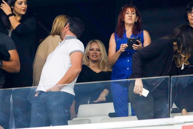 Iubitul ei e fotbalist si cu 20 de ani mai tanar! La ce meci si-a facut aparitia Pamela Anderson. FOTO_3