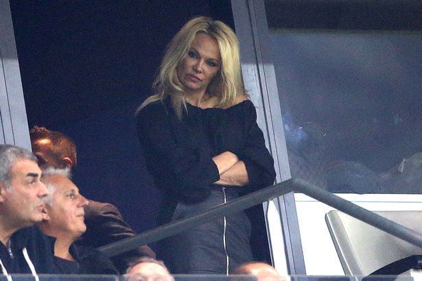 Iubitul ei e fotbalist si cu 20 de ani mai tanar! La ce meci si-a facut aparitia Pamela Anderson. FOTO_4