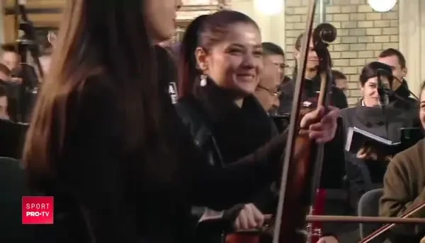 Super imagini: fanii lui U Cluj au cantat imnul echipei cu orchestra simfonica! VIDEO