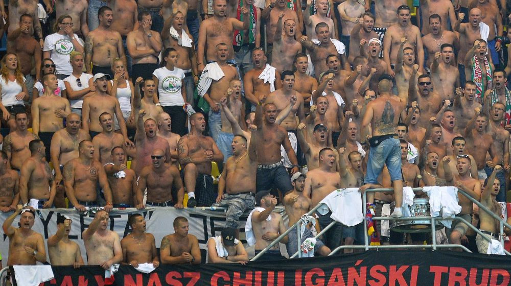 Umilinta incredibila pentru o echipa de Liga. Fanii lui Legia i-au dat jos din autocar pe jucatori dupa meci. Ce a urmat e desprins dintr-un film de groaza