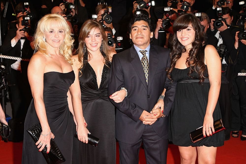 Maradona isi da in judecata cele doua fiice! Scandal incredibil: le acuza ca i-au furat un munte de bani din conturi