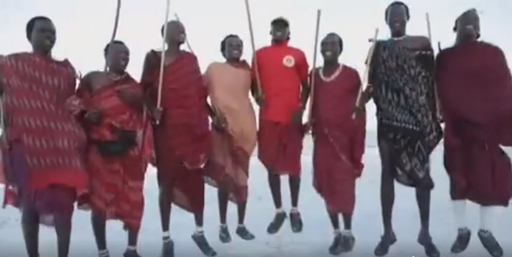 Cel mai tare video pe care il poti vedea astazi pe internet! Ei sunt cei mai mari fani ai unei ECHIPE ROMANESTI :) Cu cine tin