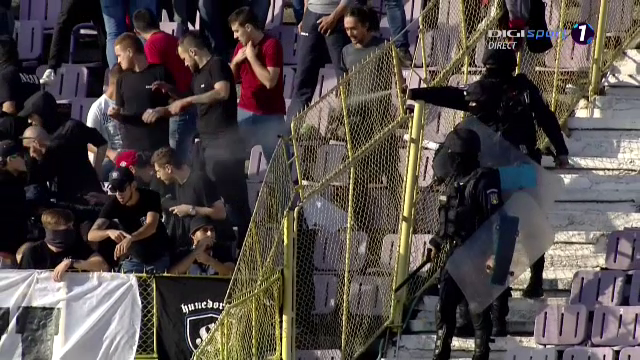 FOTO: Scandal intre suporteri la duelul dintre ASU Poli Timisoara 2-1 UTA! Ce s-a intamplat la pauza_2