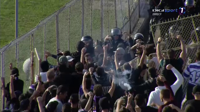 FOTO: Scandal intre suporteri la duelul dintre ASU Poli Timisoara 2-1 UTA! Ce s-a intamplat la pauza_3