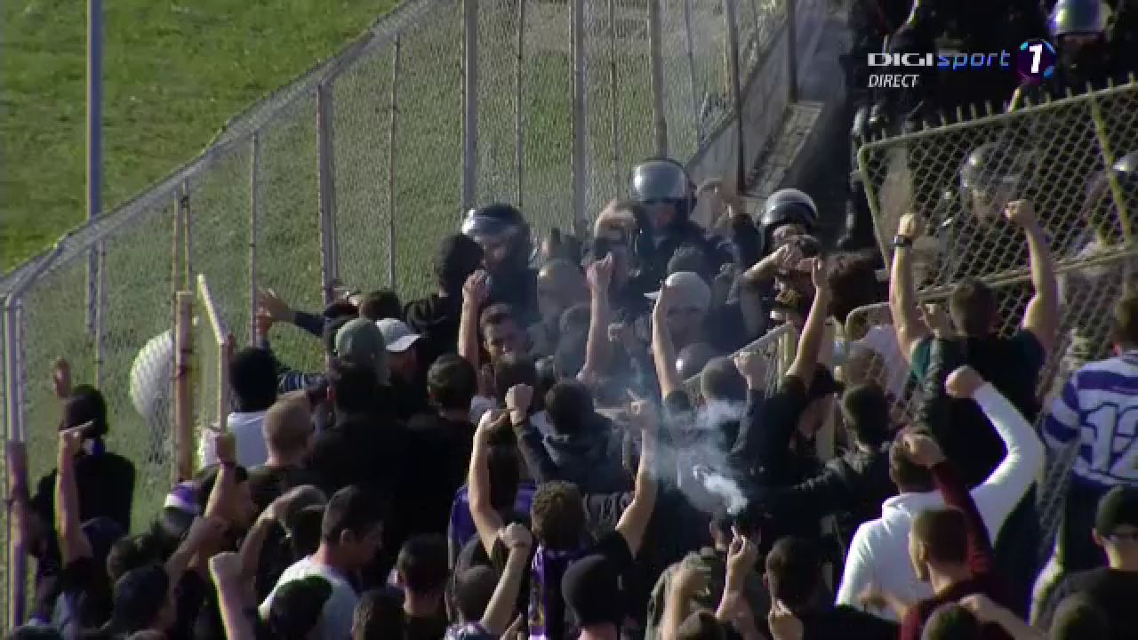 FOTO: Scandal intre suporteri la duelul dintre ASU Poli Timisoara 2-1 UTA! Ce s-a intamplat la pauza_3