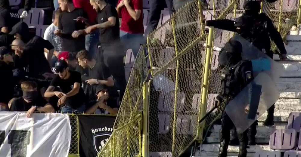 FOTO: Scandal intre suporteri la duelul dintre ASU Poli Timisoara 2-1 UTA! Ce s-a intamplat la pauza_5