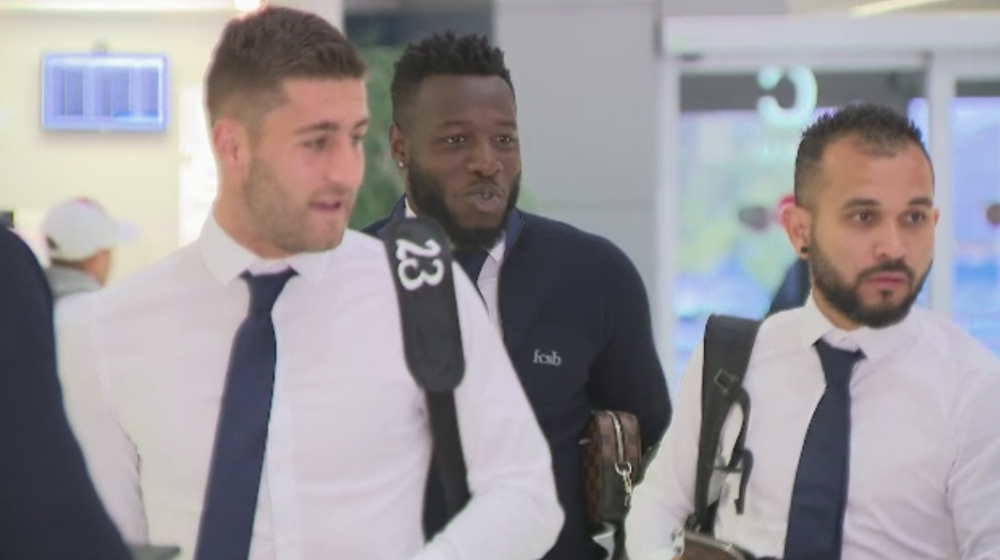 Am sa ma-ntorc barbat! :) Faza geniala: Denis Man, Vlad si Nedelcu au venit cu cravatele in buzunare la aeroport; 