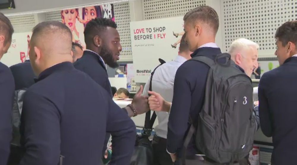 Am sa ma-ntorc barbat! :) Faza geniala: Denis Man, Vlad si Nedelcu au venit cu cravatele in buzunare la aeroport; 