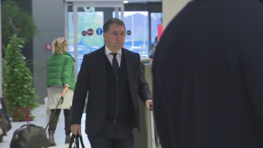 Am sa ma-ntorc barbat! :) Faza geniala: Denis Man, Vlad si Nedelcu au venit cu cravatele in buzunare la aeroport; 