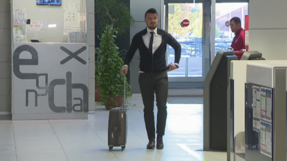 Am sa ma-ntorc barbat! :) Faza geniala: Denis Man, Vlad si Nedelcu au venit cu cravatele in buzunare la aeroport; 