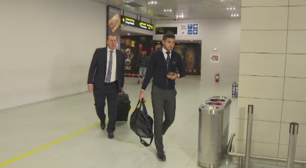 Am sa ma-ntorc barbat! :) Faza geniala: Denis Man, Vlad si Nedelcu au venit cu cravatele in buzunare la aeroport; 