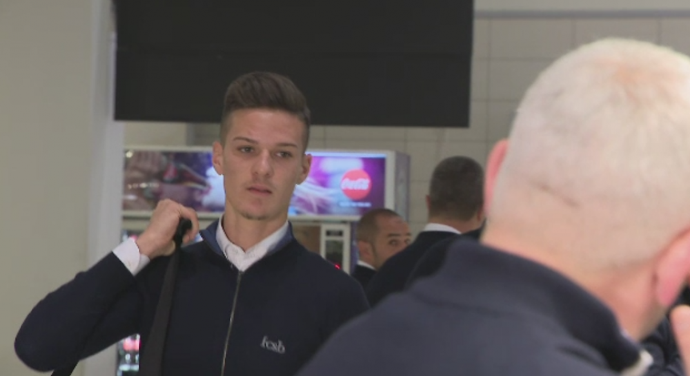 Am sa ma-ntorc barbat! :) Faza geniala: Denis Man, Vlad si Nedelcu au venit cu cravatele in buzunare la aeroport; 