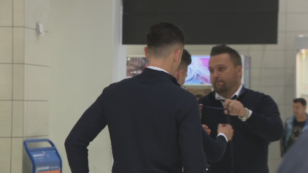 Am sa ma-ntorc barbat! :) Faza geniala: Denis Man, Vlad si Nedelcu au venit cu cravatele in buzunare la aeroport; 