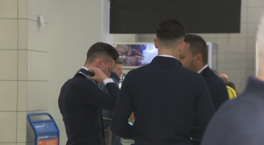 Am sa ma-ntorc barbat! :) Faza geniala: Denis Man, Vlad si Nedelcu au venit cu cravatele in buzunare la aeroport; 