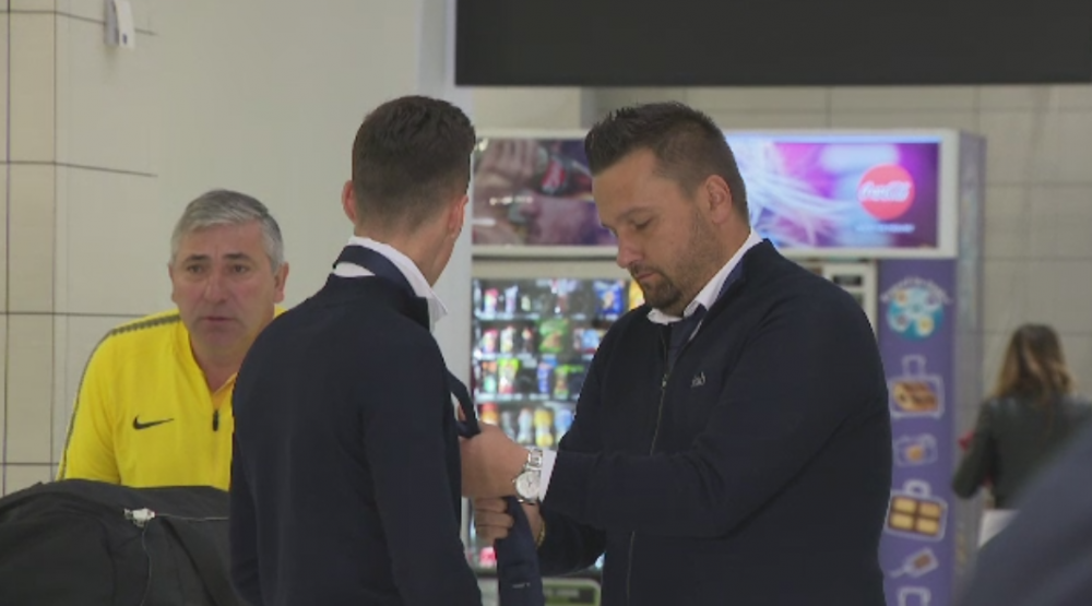Am sa ma-ntorc barbat! :) Faza geniala: Denis Man, Vlad si Nedelcu au venit cu cravatele in buzunare la aeroport; 