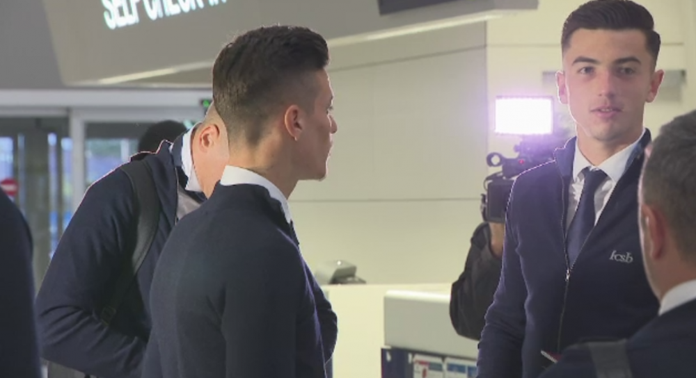 Am sa ma-ntorc barbat! :) Faza geniala: Denis Man, Vlad si Nedelcu au venit cu cravatele in buzunare la aeroport; 