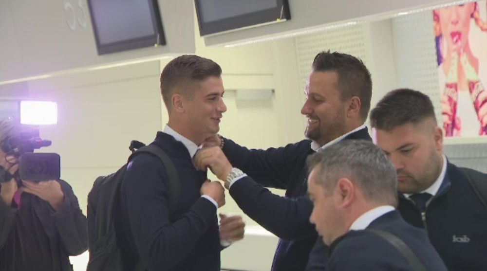 Am sa ma-ntorc barbat! :) Faza geniala: Denis Man, Vlad si Nedelcu au venit cu cravatele in buzunare la aeroport; 