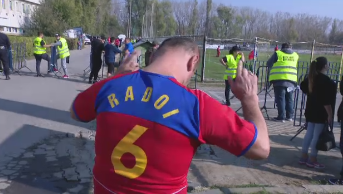 Paradoxul razboiului stelelor! Suporterul CSA Steaua care se inchina la SIMBOLUL FCSB: 