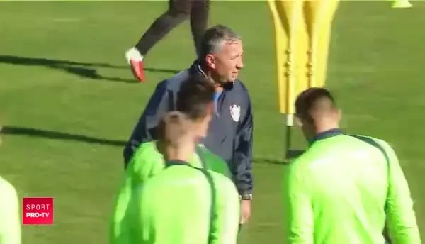 "Tot noi suntem hoti? Sa-l omoare pe jucator si nu mai primim penalty!" Mesajul lui Dan Petrescu pentru stelisti