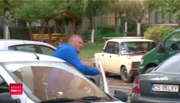 Poveste INCREDIBILA: Ajuns taximetrist, un fost jucator din Liga I a gasit o geanta cu 50.000 lei in masina! Ce a facut cu ea