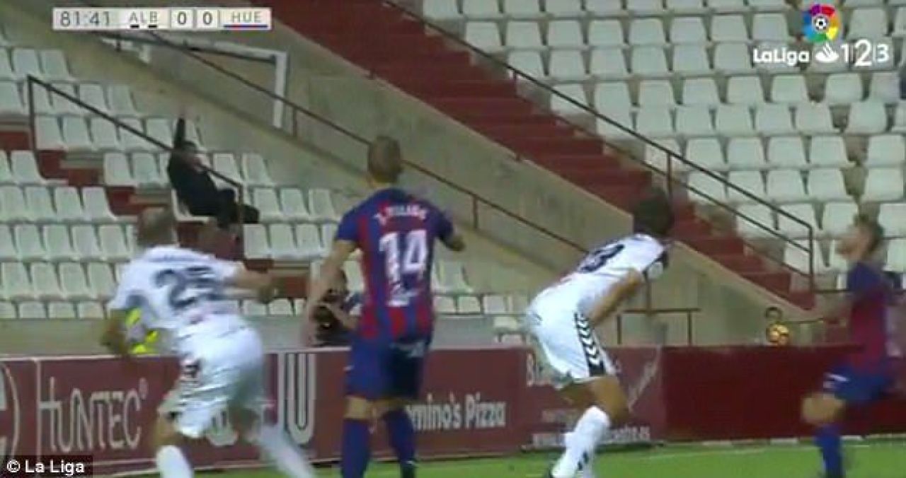 Nu e gluma! Un jucator de la Albacete s-a ales cu 10 COPCI in penis in urma unui duel cu un coechipier. FOTO_4