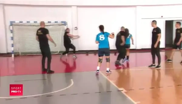 "Ghiaurul" a dat ringul de MMA pe terenul de handbal! Le-a impresionat pe fete: "S-a descurcat foarte bine!"