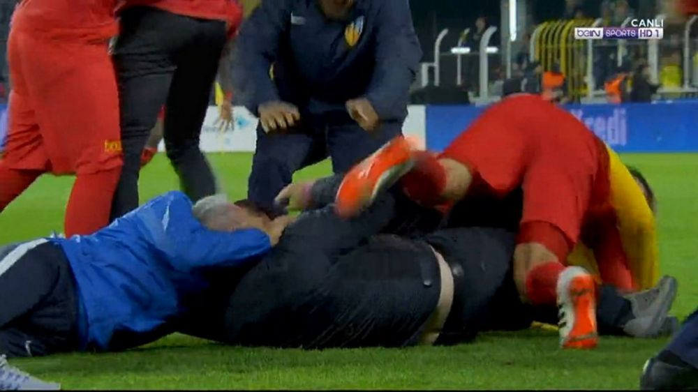 Numai Sumudica putea sa pateasca ASA CEVA :)) Ce s-a intamplat dupa golul din minutul 95 cu Fener: Noroc ca mai aveam o pereche de pantaloni la mine!