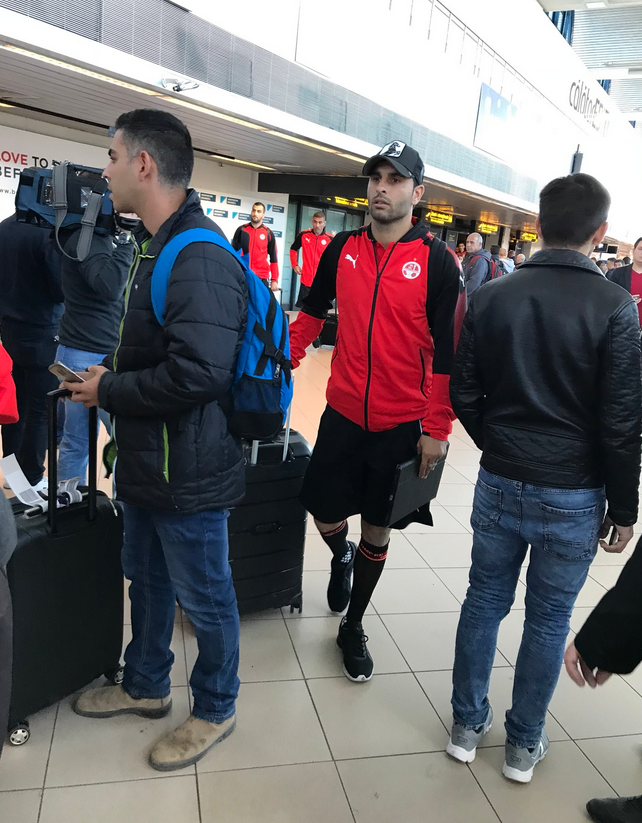 Le-a dat eroare in prima zi la Bucuresti :) VIDEO: Jucatorii lui Beer Sheva, in pantaloni scurti la sosirea in Romania_4