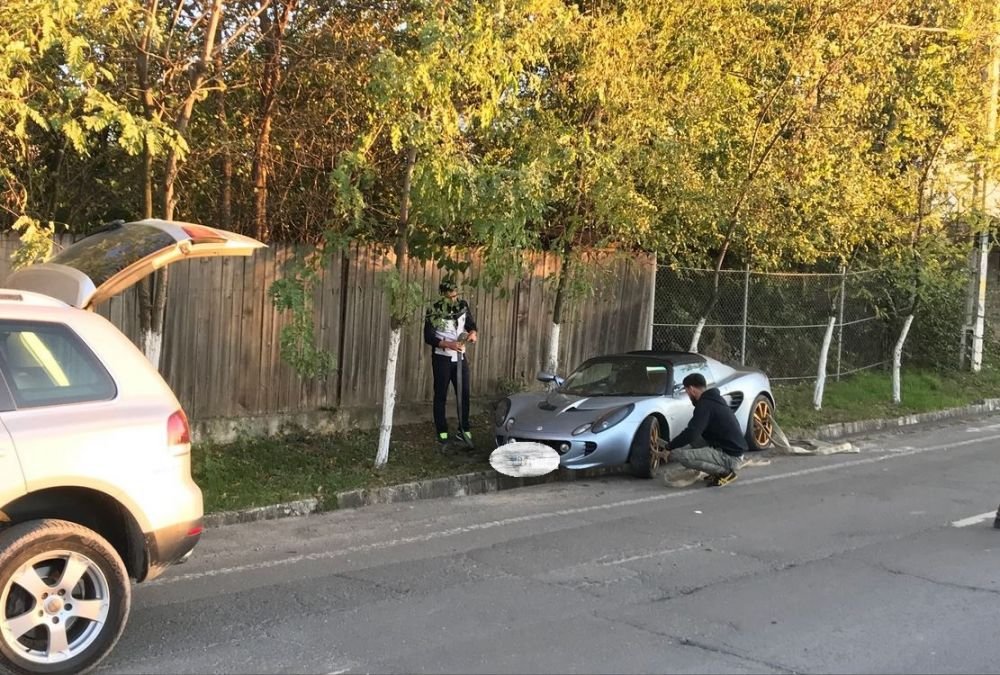 Imagini FABULOASE langa Bucuresti! Unde a putut sa ajunga o masina de 40.000 de euro! A fost nevoie de motostivuitor sa fie scoasa