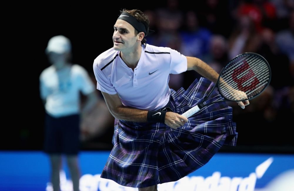 Imagini FABULOASE cu Federer! A jucat tenis contra lui Murray intr-un kilt donat de un fan! Clipul pe care trebuie sa-l vezi :))