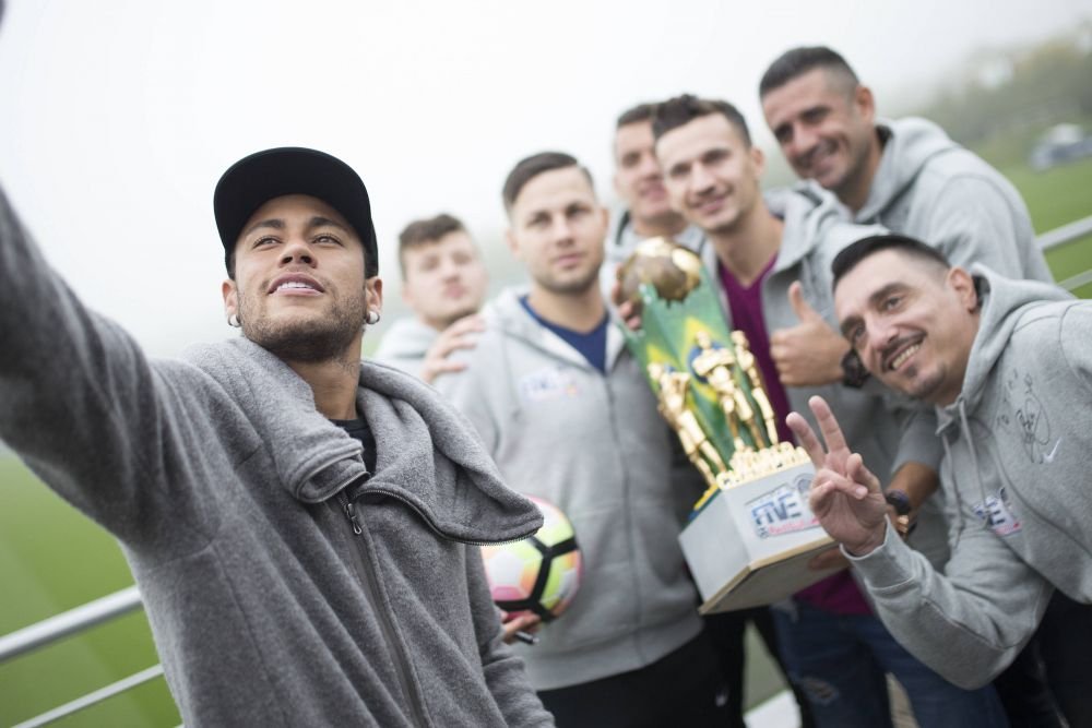 Neymar s-a fotografia cu steagul Romaniei: A fost un moment UNIC in viata! Ce le-a transmis campionilor de la Neymar Jr s Five World Final