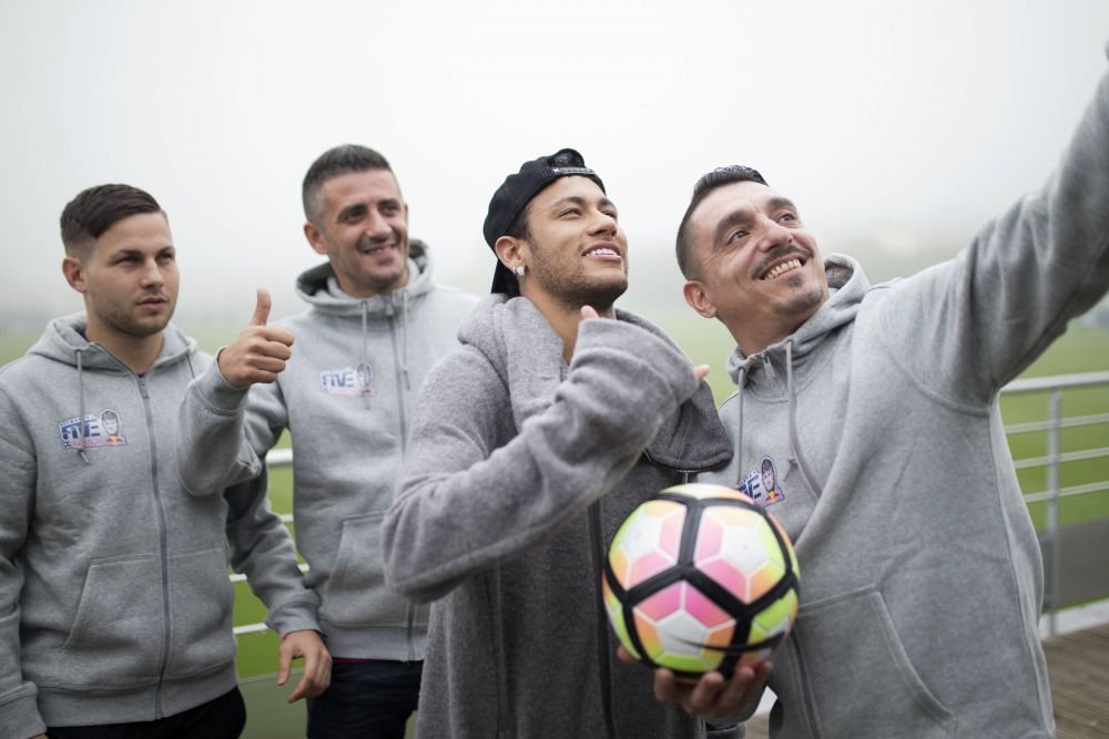 Neymar s-a fotografia cu steagul Romaniei: 